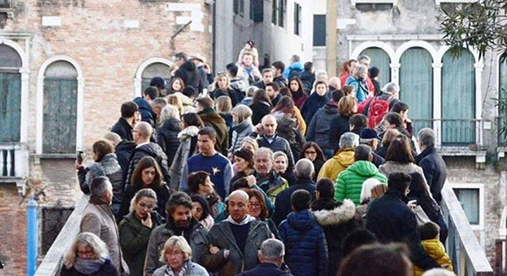 Ponte a Venezia carico di turisti